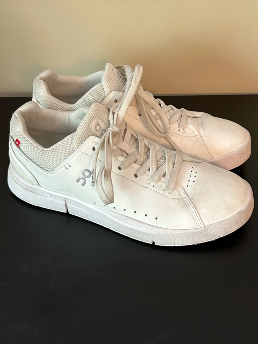 On Running Roger all white 9